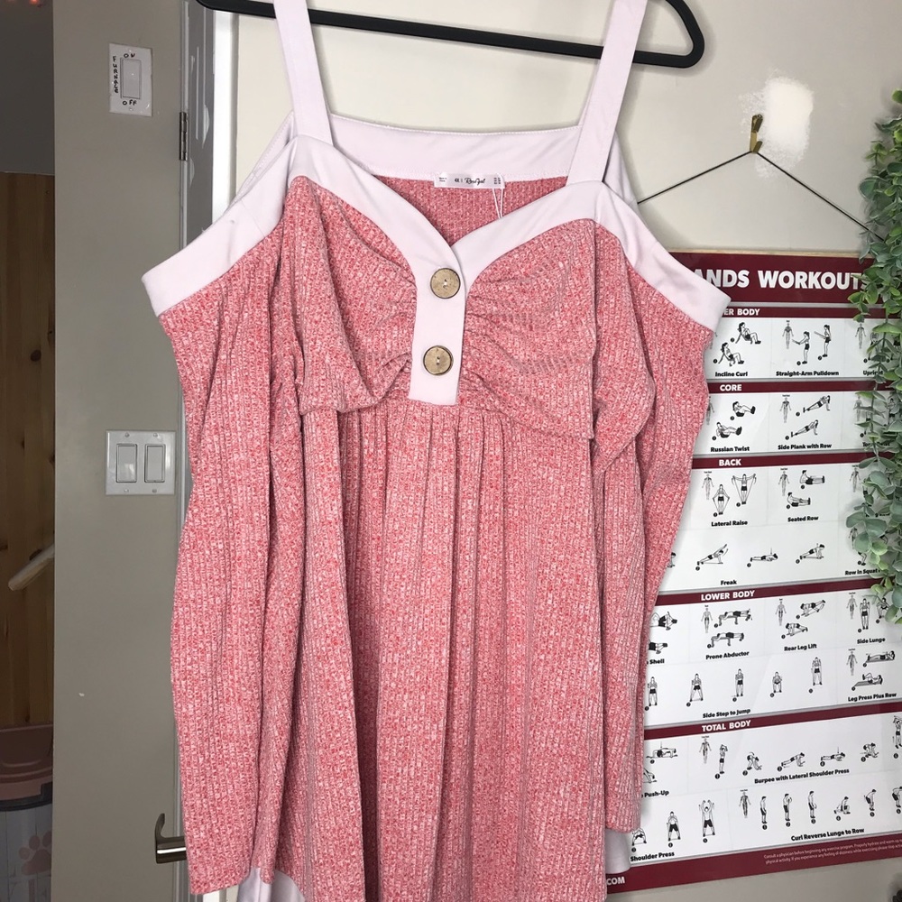 Pink top, stretchy fabric - Picture 2 of 4